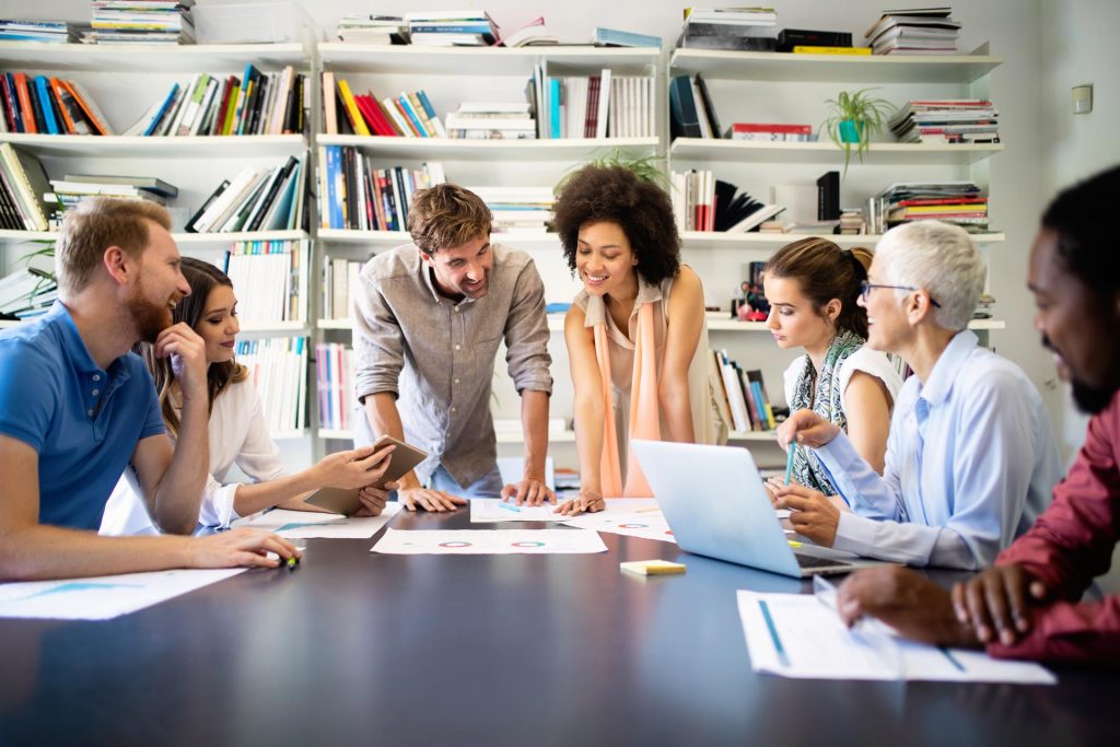 Equipo multilingüe trabajando en un entorno corporativo